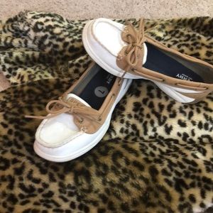 Sherry white canvas and leather shoes